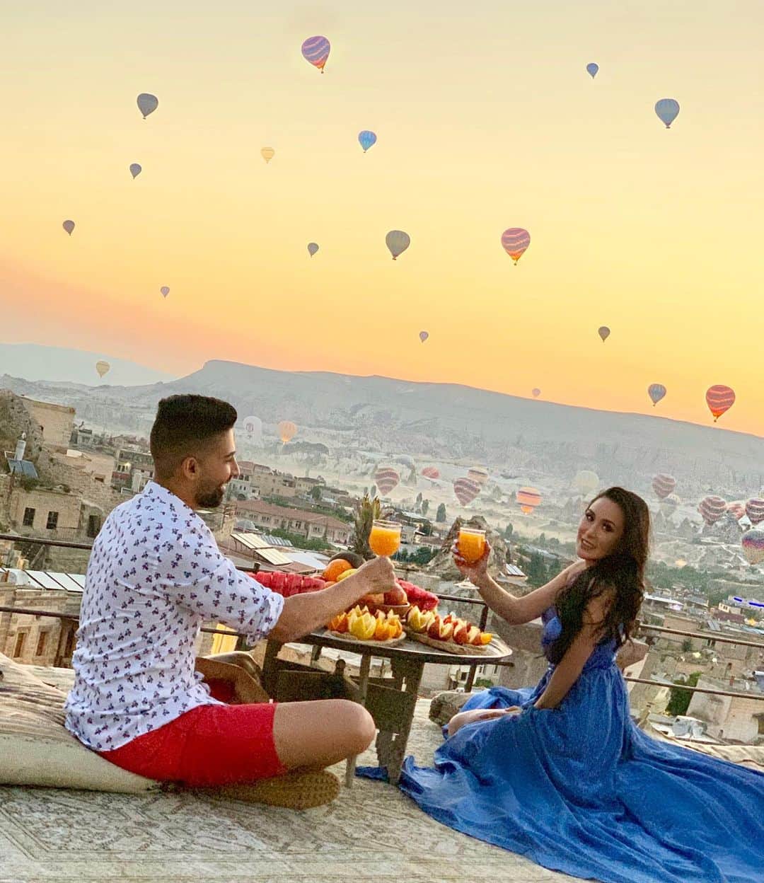 laurag_143のインスタグラム：「The most magical morning ever 😻✨✨✨ #cappadocia is soo dreamy 🌈🌟 Feeling beyond blessed 🙏🏼❤️ @dhar.mann ❤️」