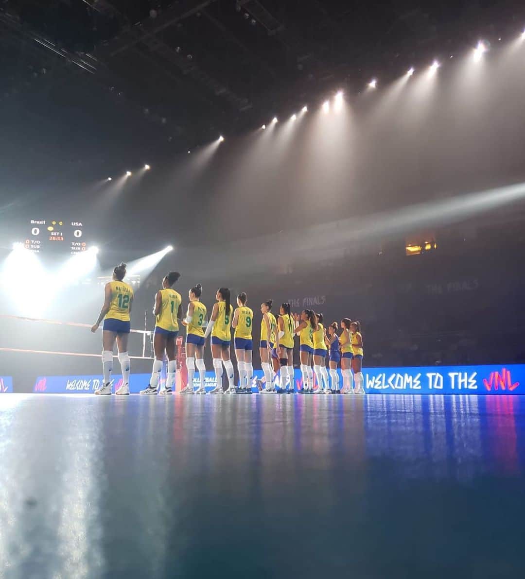 シェイラ・カストロのインスタグラム：「Hoje começa o pré-olímpico!!! Que Deus abençoe muito essa caminhada até a Olimpíada! Vão com tudo meninas!!! #cbv #fotodobb #selecaofeminina #volei」
