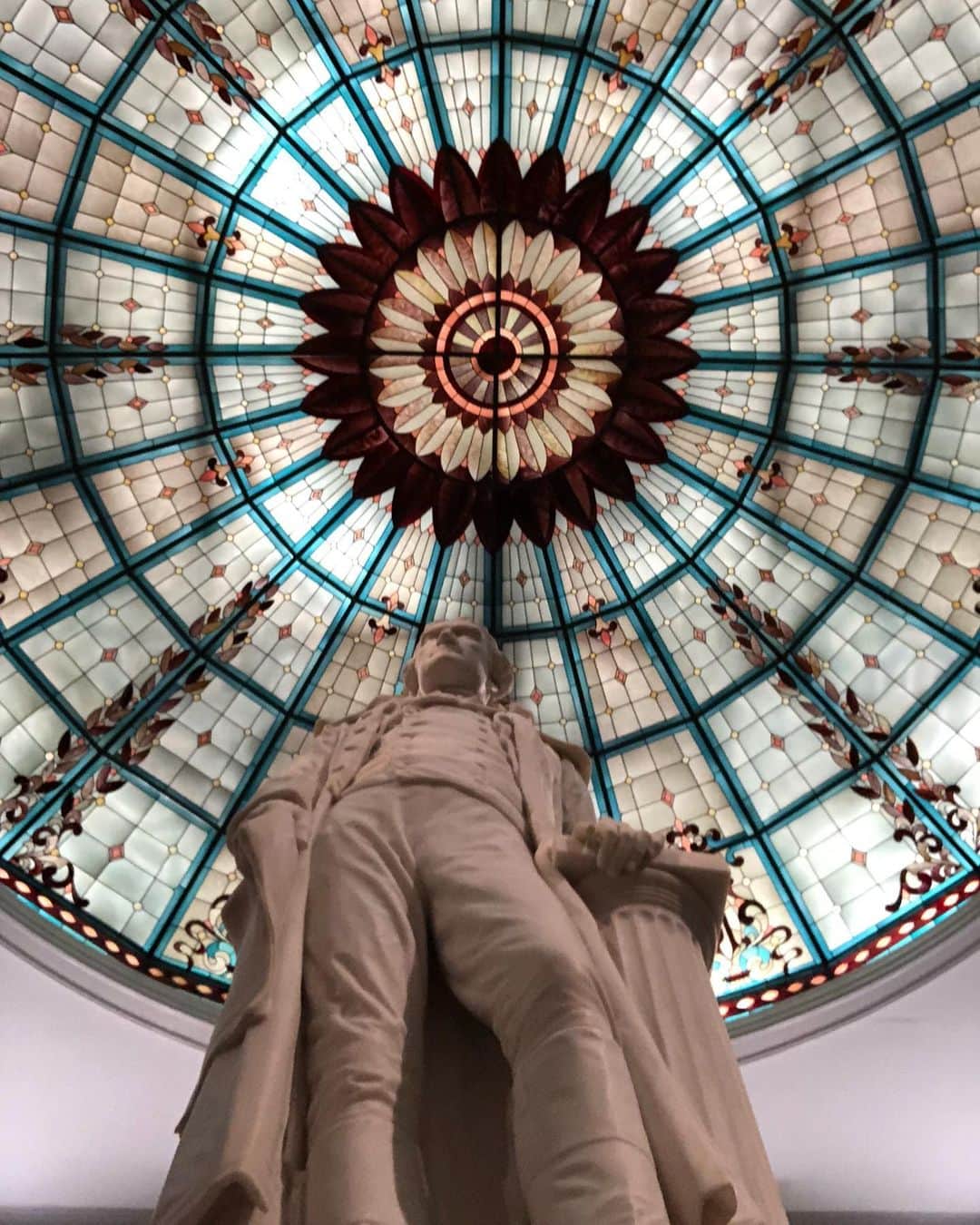アダム・シャピロのインスタグラム：「TJ and the stained glass ceiling of the @thejeffersonhotel」