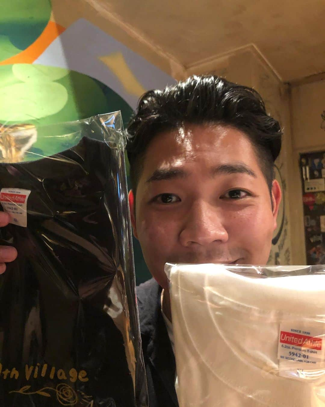 津田康平さんのインスタグラム写真 - (津田康平Instagram)「急に電話して飲もうと言ってくる男。  僕に対してリスペクトかいじってるのかわからんくらいら褒めてくれる男。  眠くなったら急に帰る男。  同世代で共鳴できる男。  飲んだバーも最高でした。  明日も仕事頑張りやす。  #ベリーグッドマン Rover #お笑いへのリスペクトが異常なナイスガイ #単独の枠音ベリグ使わせて頂きました #ありがとう #素敵なバー #ナイビレ #マスターも同世代でやる気もらいました #8月6日 #単独ライブ #ルミネtheよしもと  #是非来てください #よしもと漫才劇場」8月2日 1時45分 - marseille_tsuda