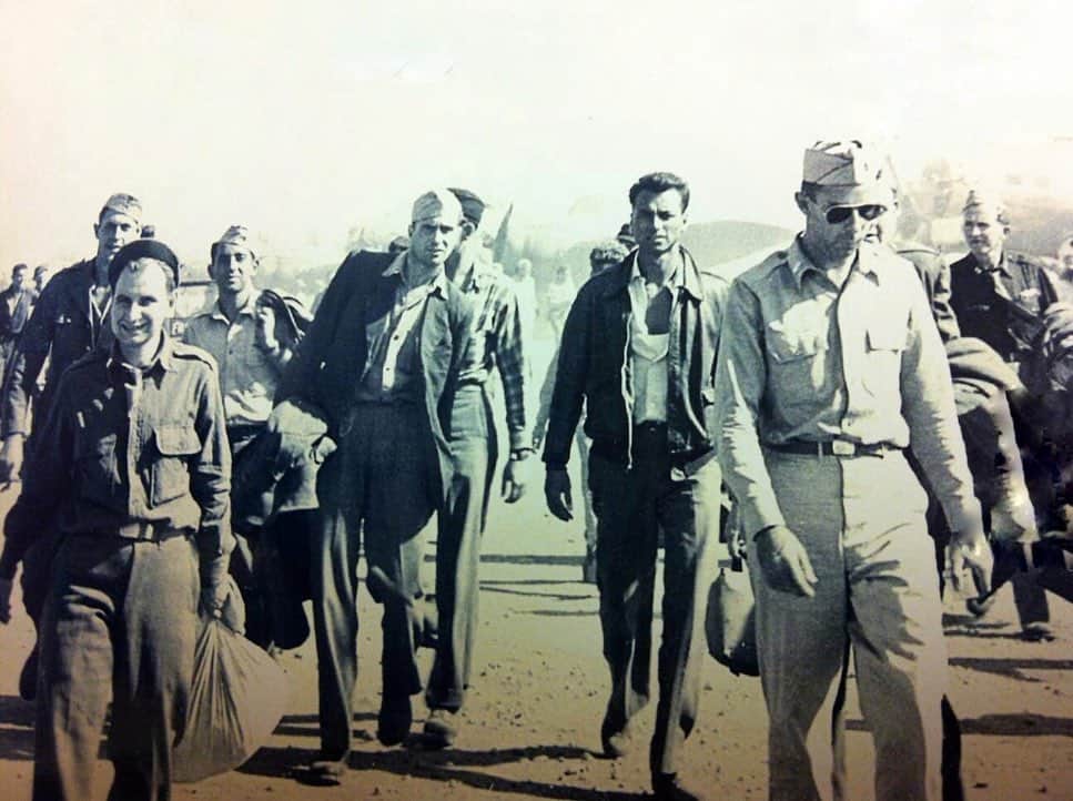 アダム・シャピロのインスタグラム：「Remembering the bravery of the men of the Ploesti mission, 76 years ago today. POWs for 13 months, this photo is from the day they were liberated. That’s my grandpa 1/Lt. Albert Aronson there in the back left...Albee’s namesake!」