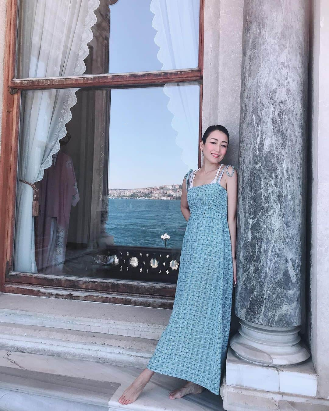 高野あゆ美さんのインスタグラム写真 - (高野あゆ美Instagram)「Geçen hafta...#tbt #ciraganpalace #チュラーン宮殿 #turkey #istanbul #ıstanbul #イスタンブル #トルコ 先週のイベントではこんなステキなバルコニー付きのお部屋が控室でした。トルコのお姫様気分〜💕衣装替えの前に記念に一枚撮りました。ああ〜普段着で来るんじゃなかった…」8月2日 2時08分 - ayumi.takano