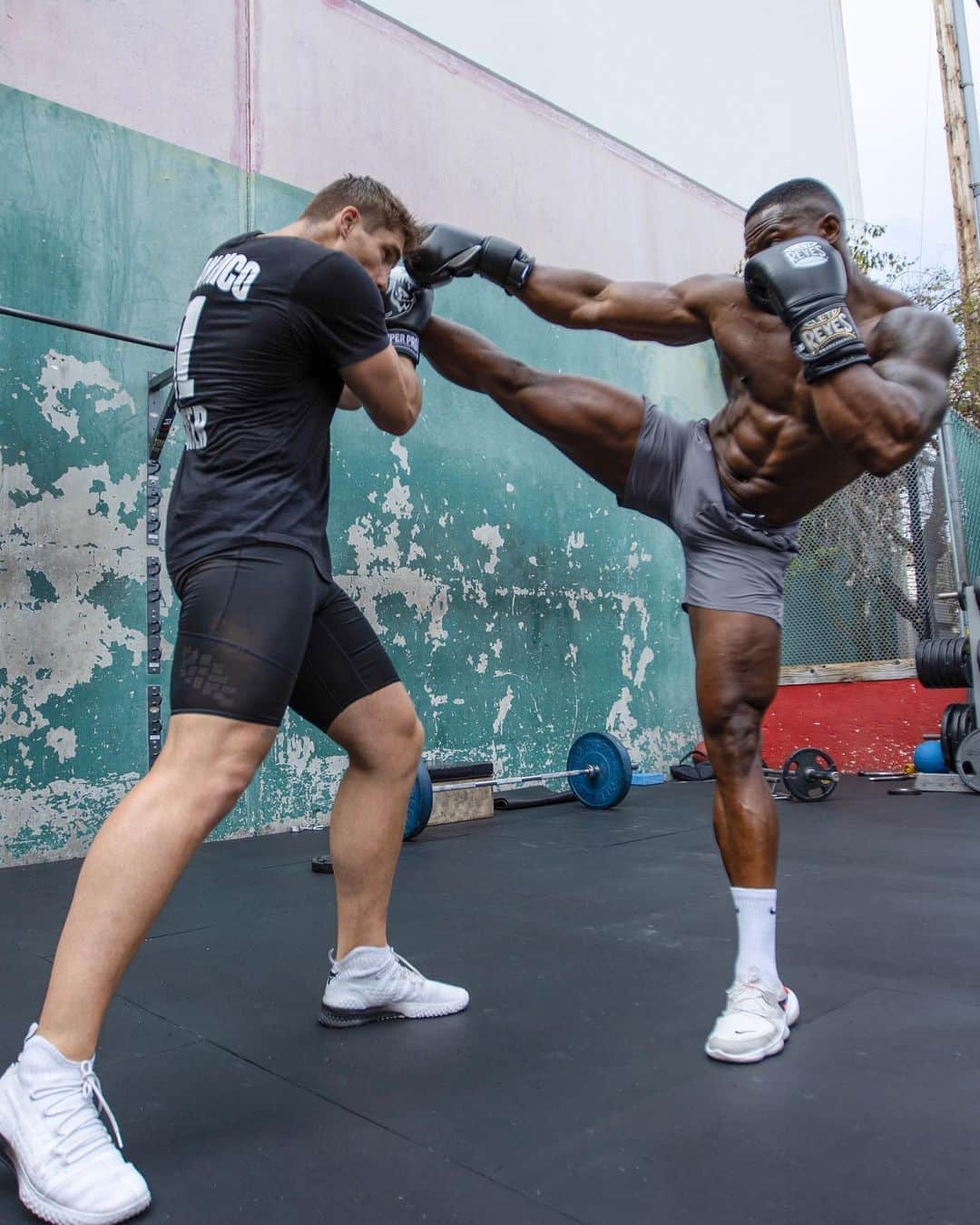Simeon Pandaさんのインスタグラム写真 - (Simeon PandaInstagram)「Kickboxing training from the champ himself @ricoverhoeven 🥊 Had a great time learning the basics, the video will be up on my @youtube soon. ⁣ ⁣ Make sure you’re subscribed as this one is golden 👌🏾 YouTube.com/simeonpanda⁣ ⁣ 📸 by @jakecotreau⁣ ⁣ #simeonpanda #ricoverhoeven #kickboxing #goldsgymvenice」8月2日 2時12分 - simeonpanda