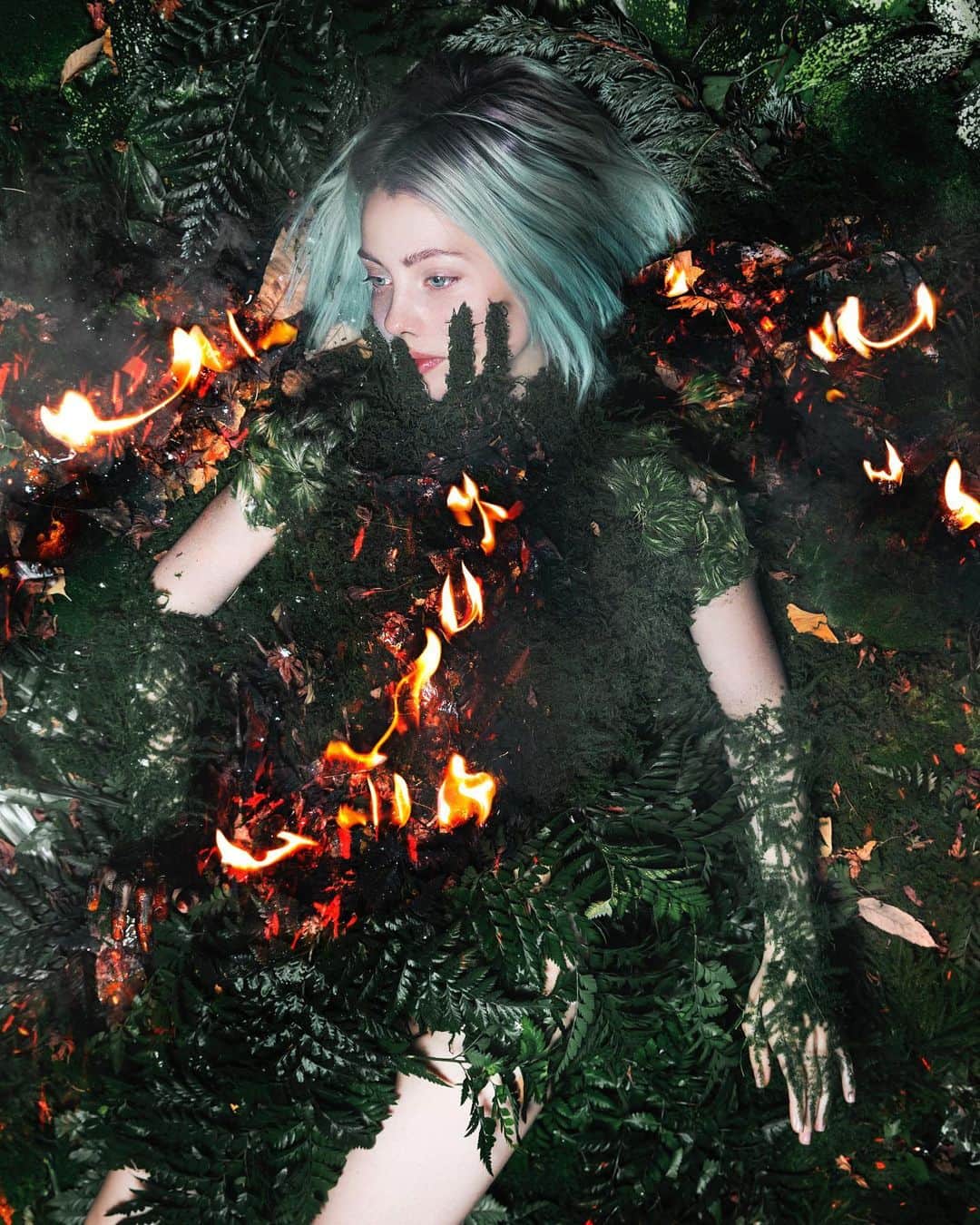 Amazing JIROさんのインスタグラム写真 - (Amazing JIROInstagram)「The BIG wildfire is spreading across the huge forest in Siberia right now. Through ART works, Ellen and Yulia try to convey this critical situation to everyone in the world. I joined their art project by taking part in Face & Body paint. I want everyone to know about this NEWS through our ART project.  ロシアの森林火災の現状をアートを通して世界に伝えようとEllenとYuliaの企画で立ち上がったプロジェクトにフェイス＆ボディペイントでコラボ参加しました。  Idea : Ellen Sheidlin @sheidlina & Yulia Shur @s_h_u_r  Photo : Yulia Shur @s_h_u_r Model : Ellen Sheidlin @sheidlina Face & Body paint : #amazing_jiro Flower & Plants art : Daisuke Shimura @daisuke_shim Support: Akihiko Izuchi @akihikoizuchi / Eugene @shaeugeny JIRO's assistants : Takeshi Ukita @ukita_jur / Kyohei Imaeda @eda_megane  #prayforrussia #siberiaonfire #russia #siberia #wildfire #fire #heatwave #forest #nature #climatechange #environment #bodypaint #paint #art #flowerart #plants #ロシア #シベリア #森林 #火災 #森 #環境問題 #ボディペイント #ペイント #フラワー #アート #フラワーアート #植物」8月2日 2時13分 - amazing_jiro