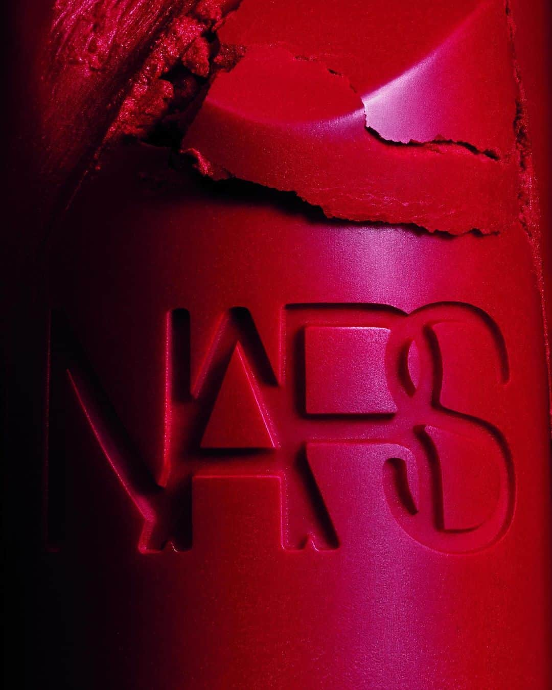 NARSさんのインスタグラム写真 - (NARSInstagram)「Inappropriate (adj.) Non-conforming. Distinctively standing out from the norm. See: Inappropriate Red Lipstick. #norulesjustlips」8月2日 2時31分 - narsissist