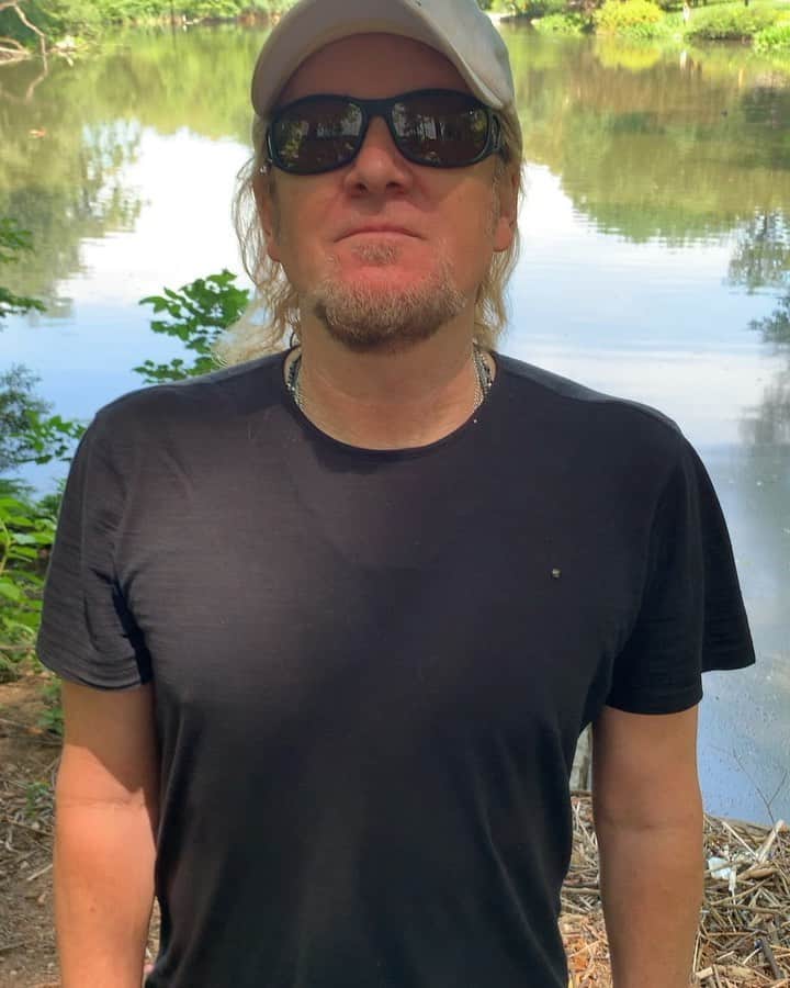 エイドリアン・スミスのインスタグラム：「Welcome to #misteradriansmith new Instagram page! #AdrianSmith #IronMaiden #LegacyOfTheBeastTour  @IronMaiden @nathalie_d_smith」