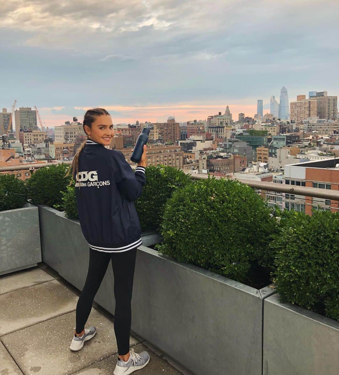 Kirsty Godsoさんのインスタグラム写真 - (Kirsty GodsoInstagram)「Cheers to a fun rooftop workout with @livelarq in New York City. Celebrating health and hydration - two of my fav things 🧚🏽‍♀️💕✨ #drinkbrilliantly」8月2日 2時41分 - kirstygodso