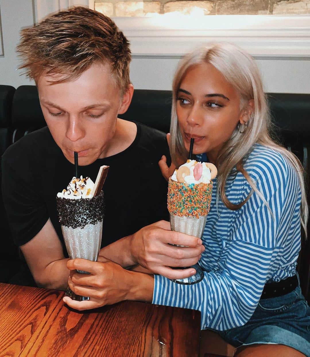 カスパー・リーのインスタグラム：「Find someone who looks at you the way I look at the Boozy Cookies ‘n Cream Milkshake from @HardRockCafe. We had the best time at the new Piccadilly Circus location. #LegendsOnly #HardRockPartner」