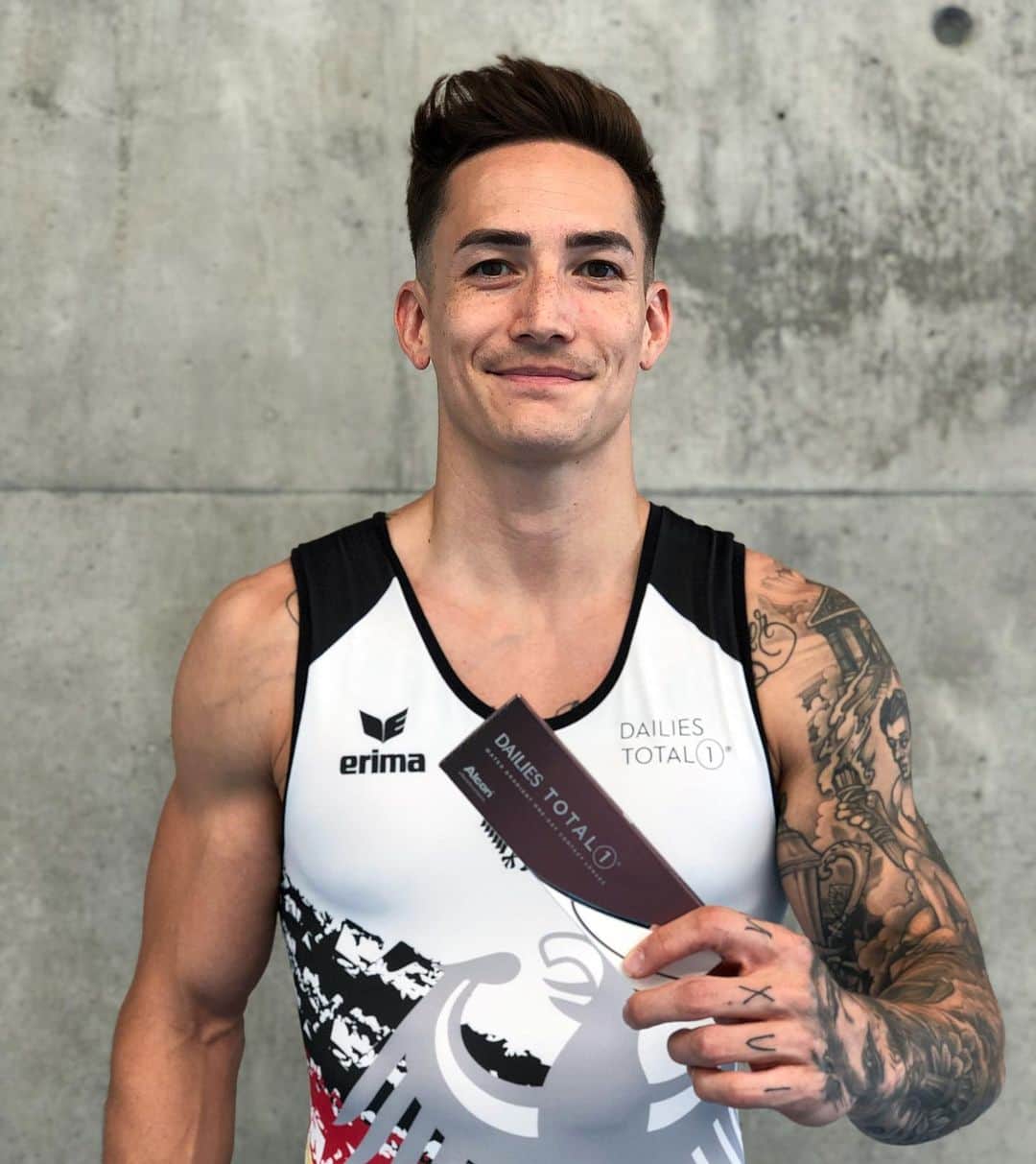 マゼル・ニューエンのインスタグラム：「AD | Every moment counts – especially during competitions everything needs to run perfect. A clear and sharp vision is essential to avoid any mistakes. Therefore, I’m more than happy to announce my new partner: the DAILIES TOTAL1 Daily Contact Lenses by Alcon will support me on the weekend at the German Championship but also on my way to the World Championships in Stuttgart and the Olympic Games 2020 in Tokyo. Contact lenses have been my daily, invisible companions for a long time, as I have a strong farsightedness since my childhood.  Now with the DAILIES TOTAL1 I have found the perfect lenses for all my activities and future sporting highlights.  WERBUNG | Jeder Augenblick zählt - gerade bei Wettkämpfen muss alles perfekt laufen. Dafür brauche ich eine klare & scharfe Sicht, damit kein Handgriff danebengeht.  Deshalb freue ich mich, euch heute meinen neuen Partner vorstellen zu dürfen: Die DAILIES TOTAL1 Tageskontaktlinsen von Alcon werden mich am Wochenende bei der DM, aber auch auf meinem Weg zur WM in Stuttgart und den Olympischen Spielen 2020 in Tokio unterstützen. Kontaktlinsen sind schon lange meine täglichen, unsichtbaren Begleiter, denn seit meiner Kindheit habe ich eine starke Weitsichtigkeit.  Jetzt habe ich mit den DAILIES TOTAL1 die perfekten Linsen für all meine Aktivitäten und die künftigen sportlichen Highlights gefunden.  Weitere Infos und einen 20 € Gutschein für eure ersten DAILIES oder AIR OPTIX Linsen von Alcon findet ihr in meiner bio. #jederaugenblickzählt #marcelsdailies #klarsehenmitdailies #gymnastics #themarcelnguyen  Datenschutzhinweise auf dailies.de」