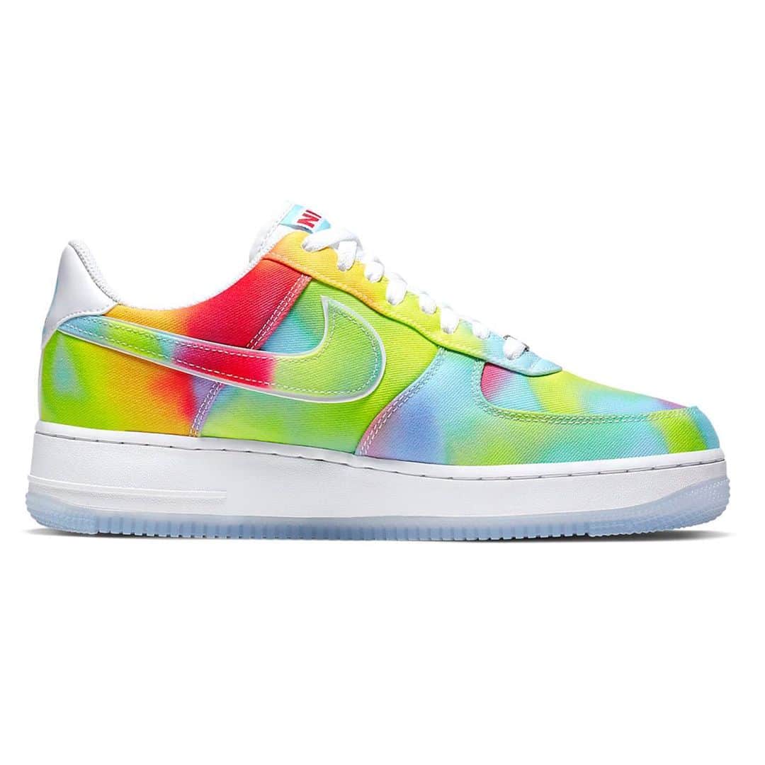 HYPEBEASTさんのインスタグラム写真 - (HYPEBEASTInstagram)「@hypebeastkicks: @nike coats its latest Air Force 1 ‘07 model in vibrant rainbow tie-dye hues. Priced at $110 USD, the sneaker is available now from @nike online in its new Chicago-inspired pack.  Photo: Nike」8月2日 3時00分 - hypebeast