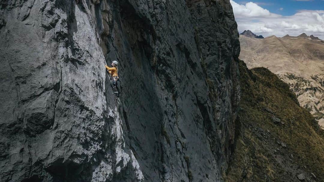 エミリー・ハリントンのインスタグラム：「One month in #Pitumarca finally came to a close and we bolted 12 new routes, including 2 multi-pitch lines which we established ground up 😬. What an extraordinary and special place to explore 🙌 Huge thanks to @diana.alexia.gomez & @cocorsirvas for the help and hospitality as well to the #chaccohuayllascca community for allowing us to spend time on their land 🙏❤️ The journey’s far from over though - it’s onward to Huaraz now 😉🇵🇪💃🏼/ @thenorthface_climb // 📸 @jonglassberg/ @louderthan11 screengrab from the first free ascent of “Blade Saw” (7a+) established by @jacopolarcher & @honngy 😱🤯⚔️🔪」