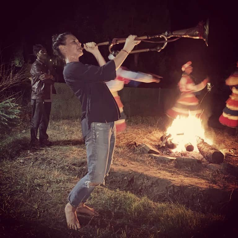 エヴァンジェリン・リリーさんのインスタグラム写真 - (エヴァンジェリン・リリーInstagram)「If someone gives you a #trumpet...blow it. 🎺 #india」8月2日 3時02分 - evangelinelillyofficial