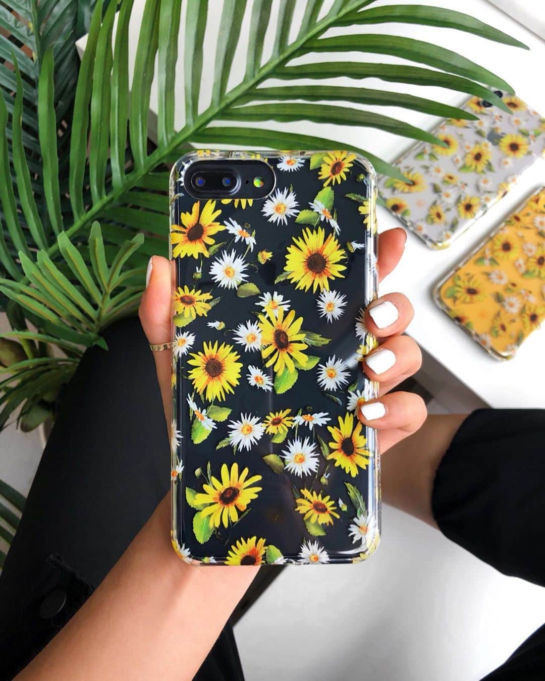 VELVETCAVIARさんのインスタグラム写真 - (VELVETCAVIARInstagram)「TODAY'S FORECAST: BRIGHT AND SUNNY ☀️ just like our Sunflower Daisy Clear Case we're currently loving. 🌻🌼 Seen on a black iPhone 8+. Get yours @velvetcaviar. #velvetcaviar #sunflowers」8月2日 3時03分 - velvetcaviar