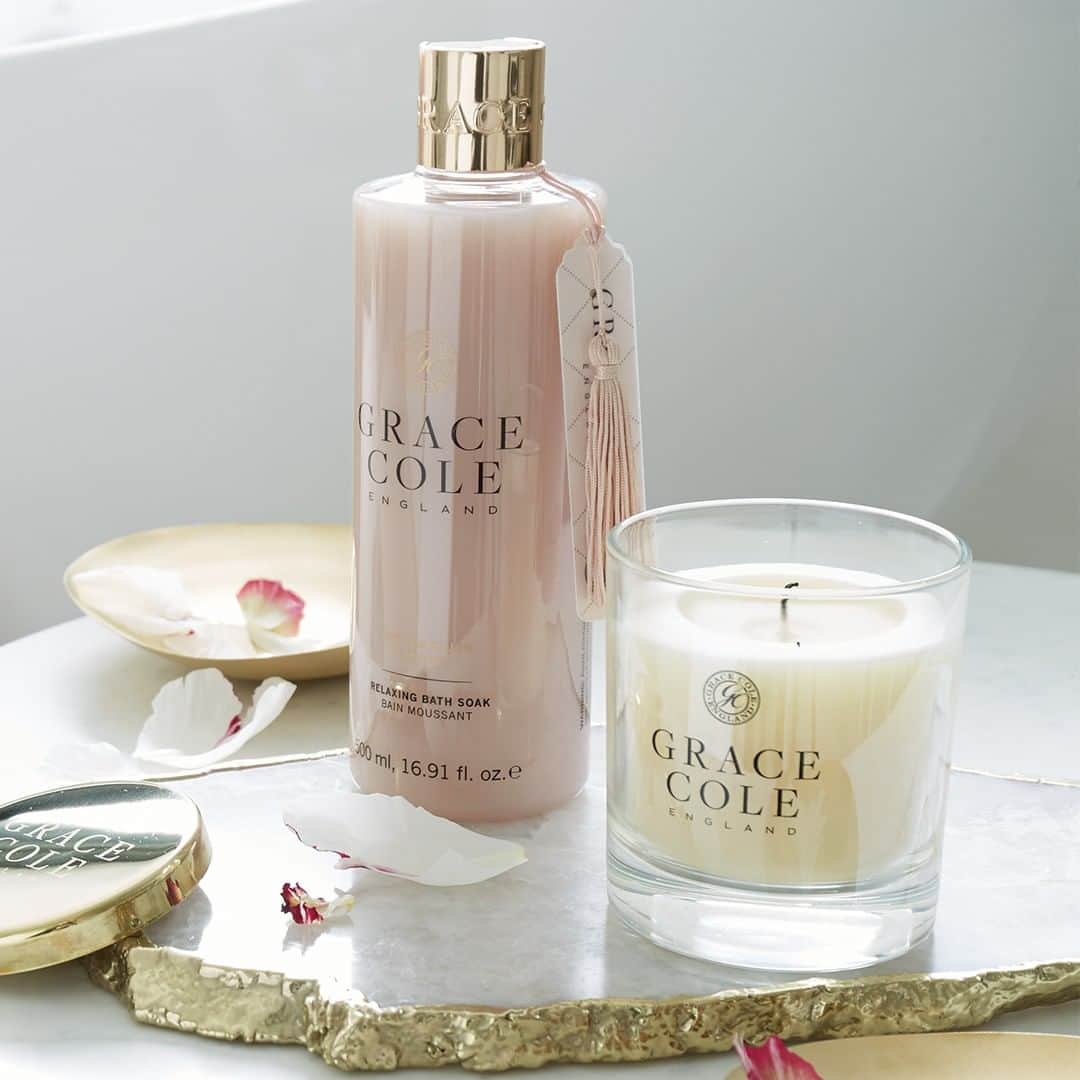 Grace Coleさんのインスタグラム写真 - (Grace ColeInstagram)「A relaxing and luxuriously scented indulgence during the wet weather? How do you unwind at the end of a busy day?  #gracecole #relax #unwind #fragrance #busyday #glamour #bathfoam #bubblebath #candle #bathroomgoals #metime」8月2日 3時10分 - gracecoleltd