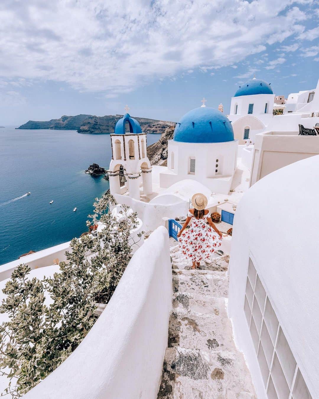 Izkizのインスタグラム：「50 shades of blue in Santorini 💙 I think everyone I know is in Greece right now 🇬🇷 Where’s your favourite Summer destination?」