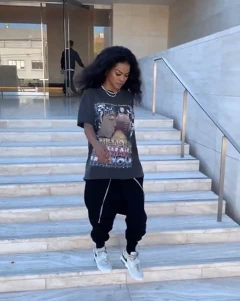 ファンクマスター・フレックスのインスタグラム：「TONIGHT @TEYANATAYLOR EXCLUSIVE!!! 7PM!!! SONG IS HARD AS HELL!!! MOVIE TONIGHT!!! @LITDIGITALDJS x @HOT97 !!!!! @KINGCOMBS」