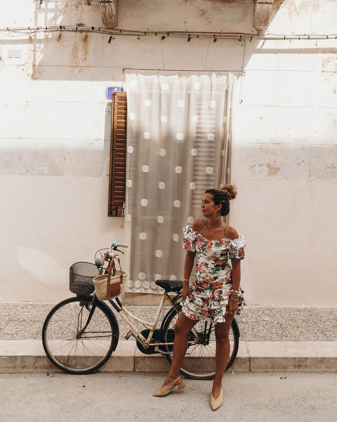 Collage Vintageさんのインスタグラム写真 - (Collage VintageInstagram)「Another day in Favignana, another floral dress 🌺🌸 #collageontheroad #sicily」8月2日 3時32分 - collagevintage