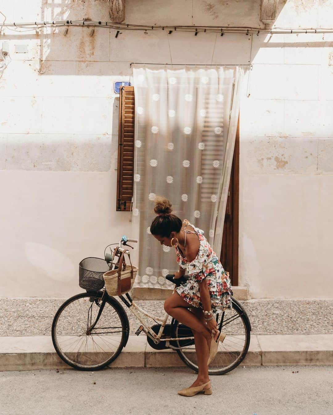 Collage Vintageさんのインスタグラム写真 - (Collage VintageInstagram)「Another day in Favignana, another floral dress 🌺🌸 #collageontheroad #sicily」8月2日 3時32分 - collagevintage