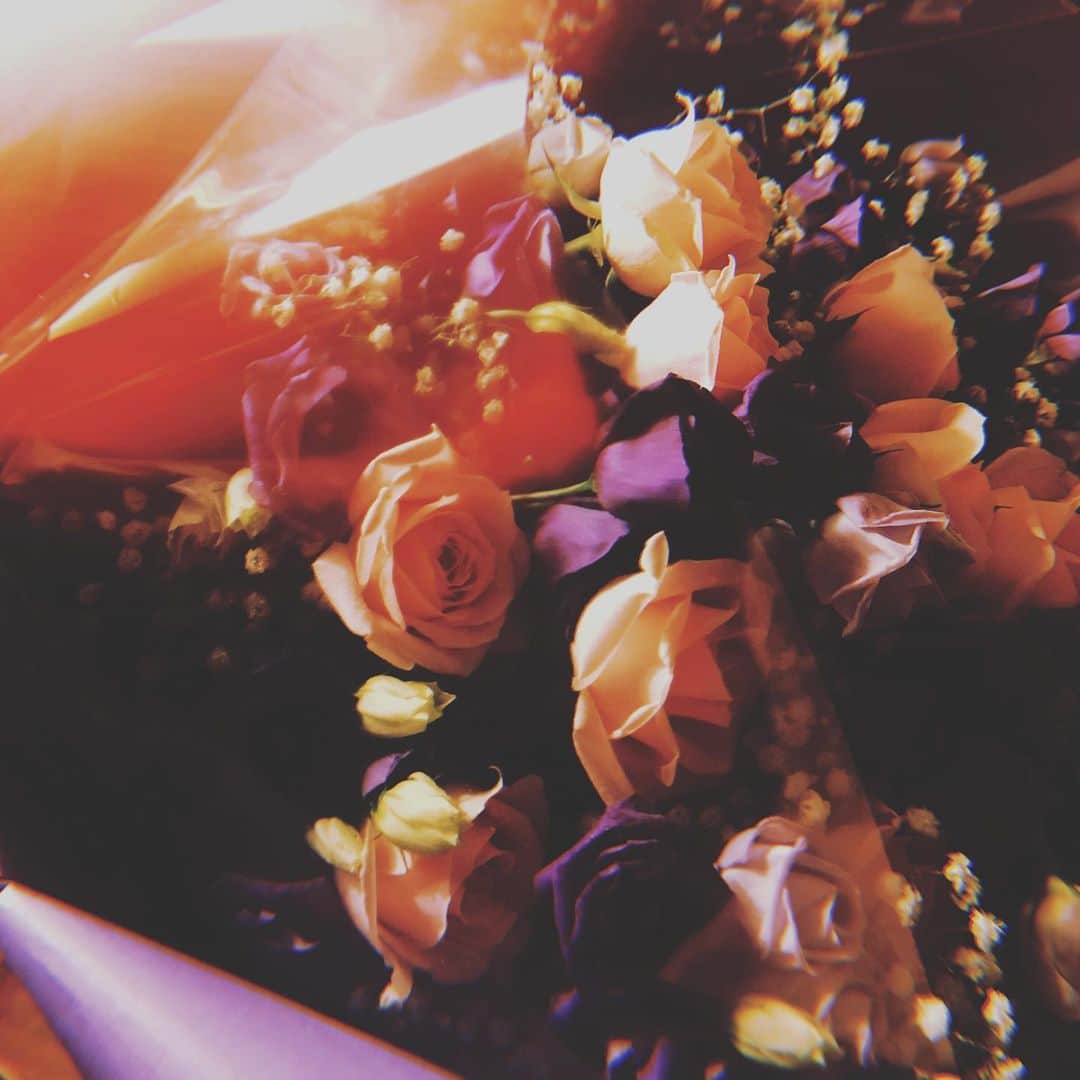 黒崎真音さんのインスタグラム写真 - (黒崎真音Instagram)「インドアだけど本当は海とか行ってみたい でも無理やり誰かに引きづられないと行かないだろうな わたしは部屋でお花を見てる方が好きだよ おやすみなさい #黒崎真音 #words #beautifulflowers」8月2日 3時43分 - maonkurosaki922