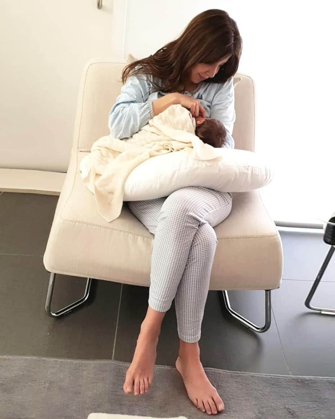 unicefさんのインスタグラム写真 - (unicefInstagram)「We 💙 this post from @uniceflebanon Ambassador, @nancyajram on breastfeeding her third child. #EarlyMomentsMatter #regram . . . "Breastfeeding has always been one of the most beautiful experiences in my life. For me it's the most powerful way to bond with LYA and make her feel safe, loved and cared for. There is nothing more natural and right than what Mother Nature decided for us to do. #breastfeeding #unconditional #love"」8月2日 3時45分 - unicef