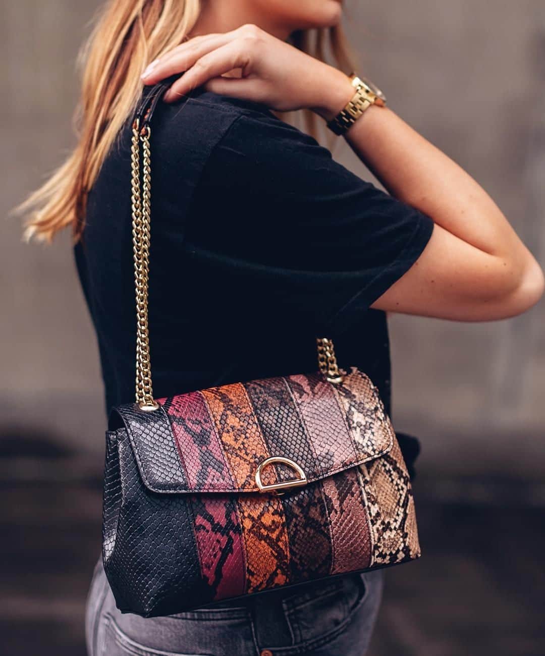 アクセサライズのインスタグラム：「Your new dinner date companion, the Ayda snake shoulder bag is a must-have with on-trend animal print and classic gold hardware. 📷 @bibi_bagnall  Tap the link in the bio to shop now.  #Accessorize #Accessorizer」