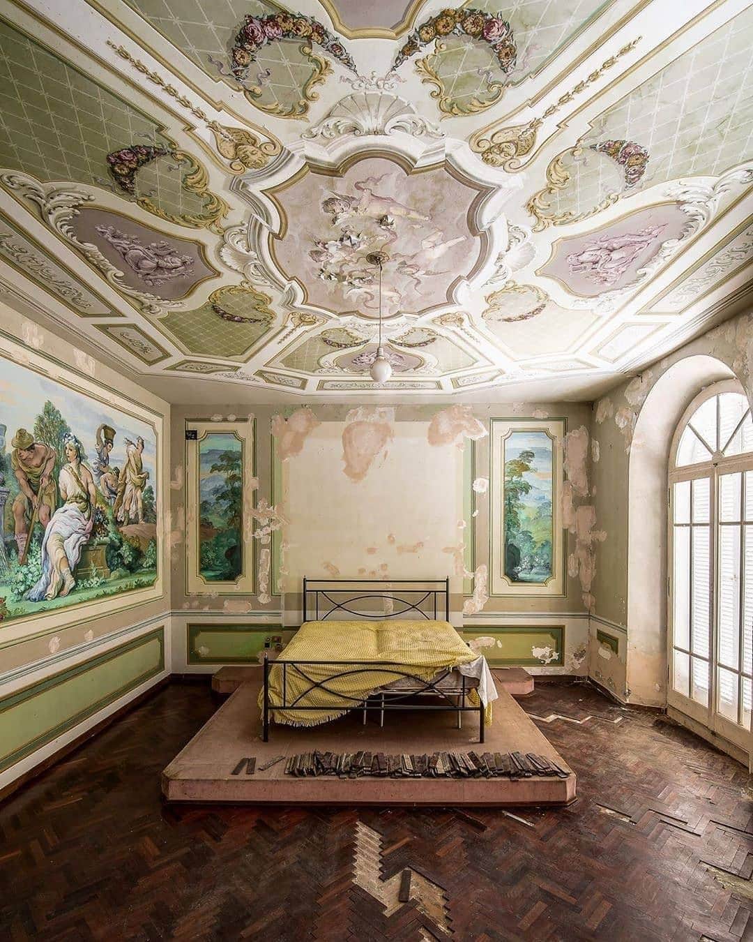Abandoned Placesさんのインスタグラム写真 - (Abandoned PlacesInstagram)「A beautiful decaying room in Europe. I'd love to clean it up and live here, how about you? Photography by @traveller_of_the_past」8月2日 4時01分 - itsabandoned