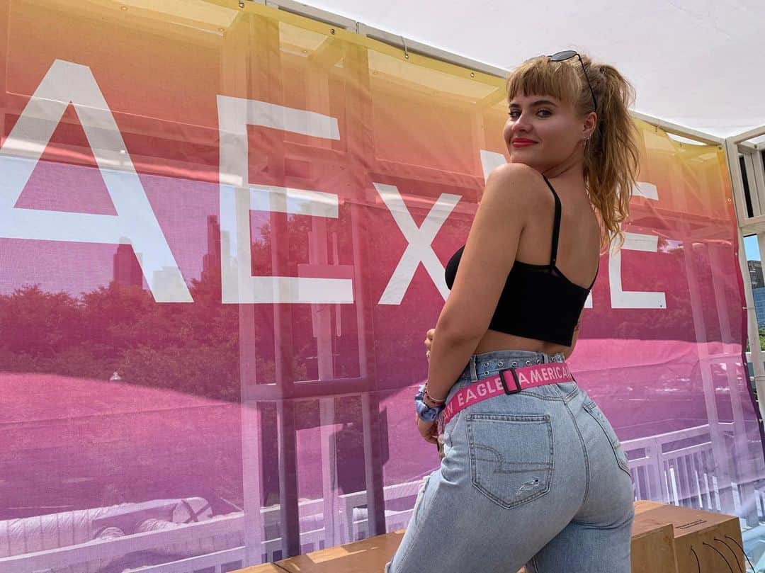 American Eagleさんのインスタグラム写真 - (American EagleInstagram)「Curvy jeans in the wild on @kamilallipka at @lollapalooza in #chicago #AExME」8月2日 4時17分 - americaneagle