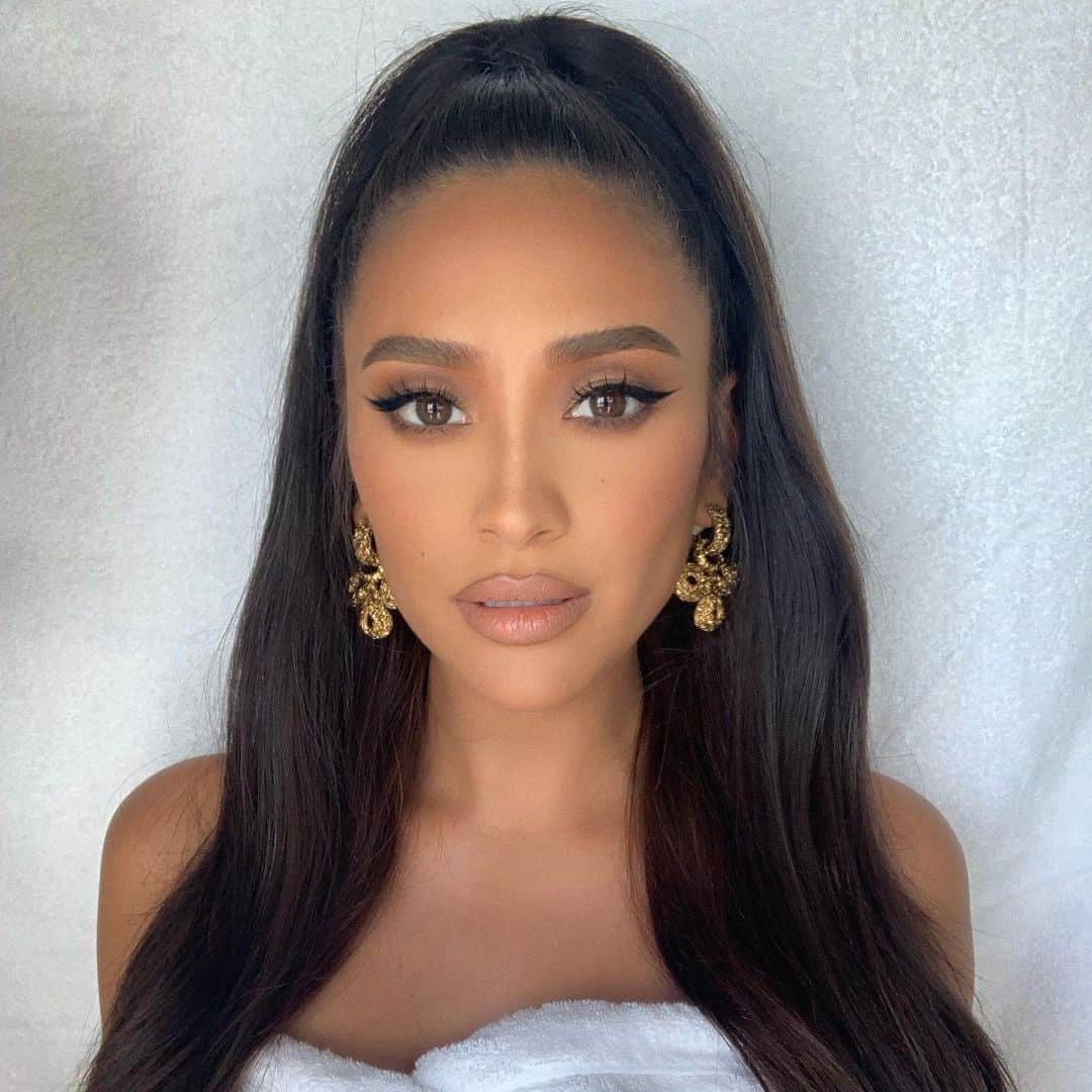 シェイ・ミッチェルさんのインスタグラム写真 - (シェイ・ミッチェルInstagram)「NOVEMBER 15th !!! @dollfaceonhulu」8月2日 4時09分 - shaymitchell