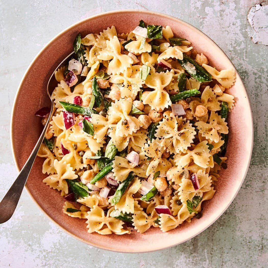 マーサ・スチュワートさんのインスタグラム写真 - (マーサ・スチュワートInstagram)「The next time someone asks you what you’re bringing to the cookout, you’ll have this pasta salad recipe in your back pocket! This farfalle salad features chickpeas, crisp green beans, sharp red onion, and salty capers in a delicate, creamy mayo-based dressing with lemony undertones. The ultimate summer side dish? We think yes. 😌 Grab the recipe featured in our July/August issue at the link in bio. 📷: @ren_fuller | recipe + food styling by: Lauryn Tyrell | prop styling by: @suzie_myers」8月2日 4時13分 - marthastewart