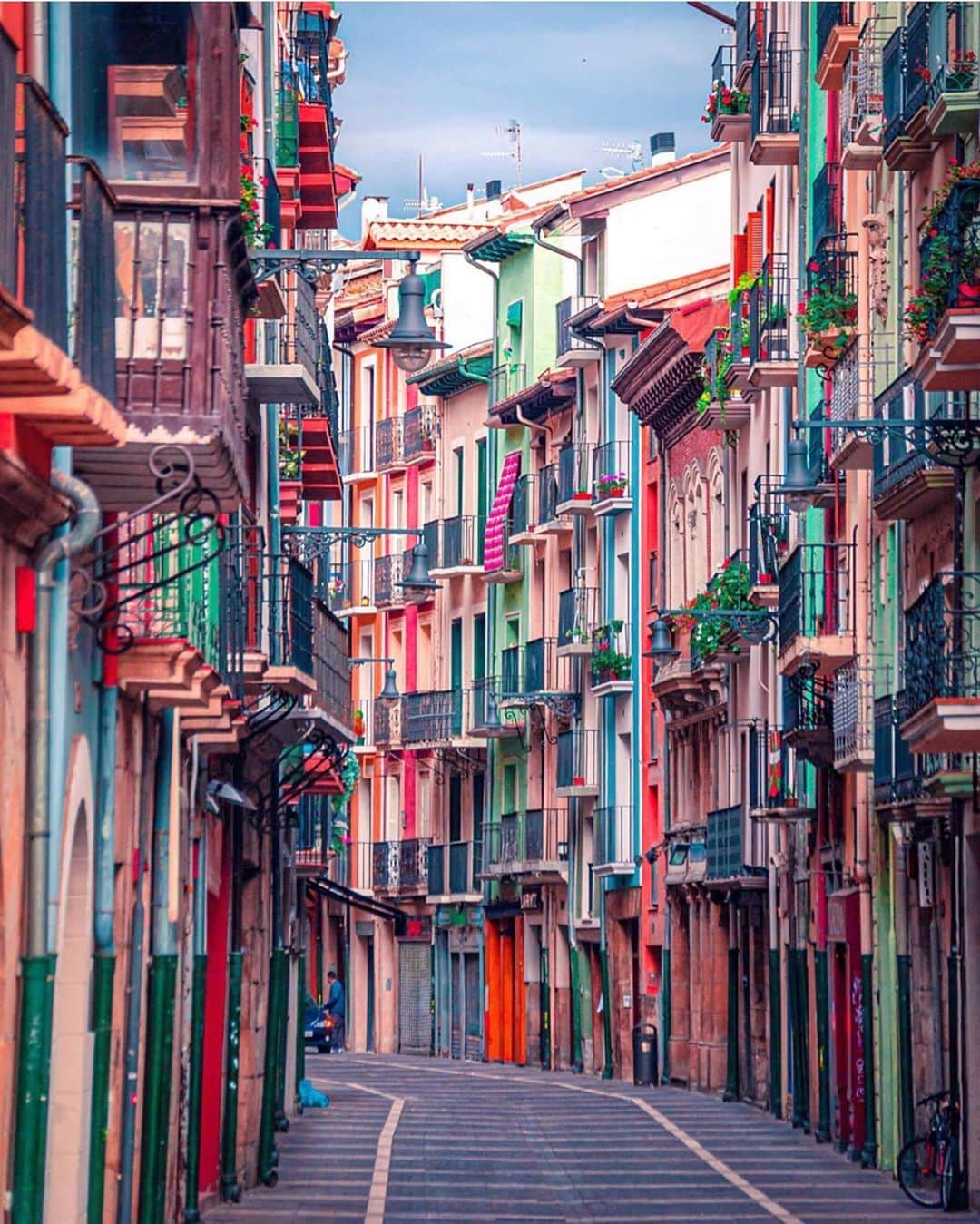 Earth Picsさんのインスタグラム写真 - (Earth PicsInstagram)「Have you seen the beautiful colorful streets of Pamplona, Spain 🇪🇸? Photo by @manuelo_bo . . . . . . . . . . #travelers, #travelgirl, #traveldiary, #traveldeeper, #travellingthroughtheworld, #travellers, #travelmore,#traveller, #travellersclub, #doyoutravel」8月2日 4時14分 - earthpix