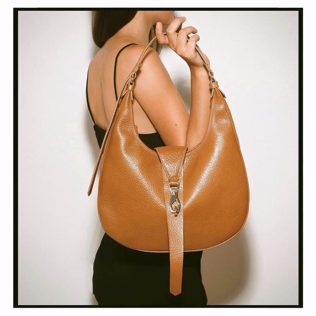 Schutzのインスタグラム：「DREAM OF IT: the new #schutzhandbags 💛 #schutzresort」