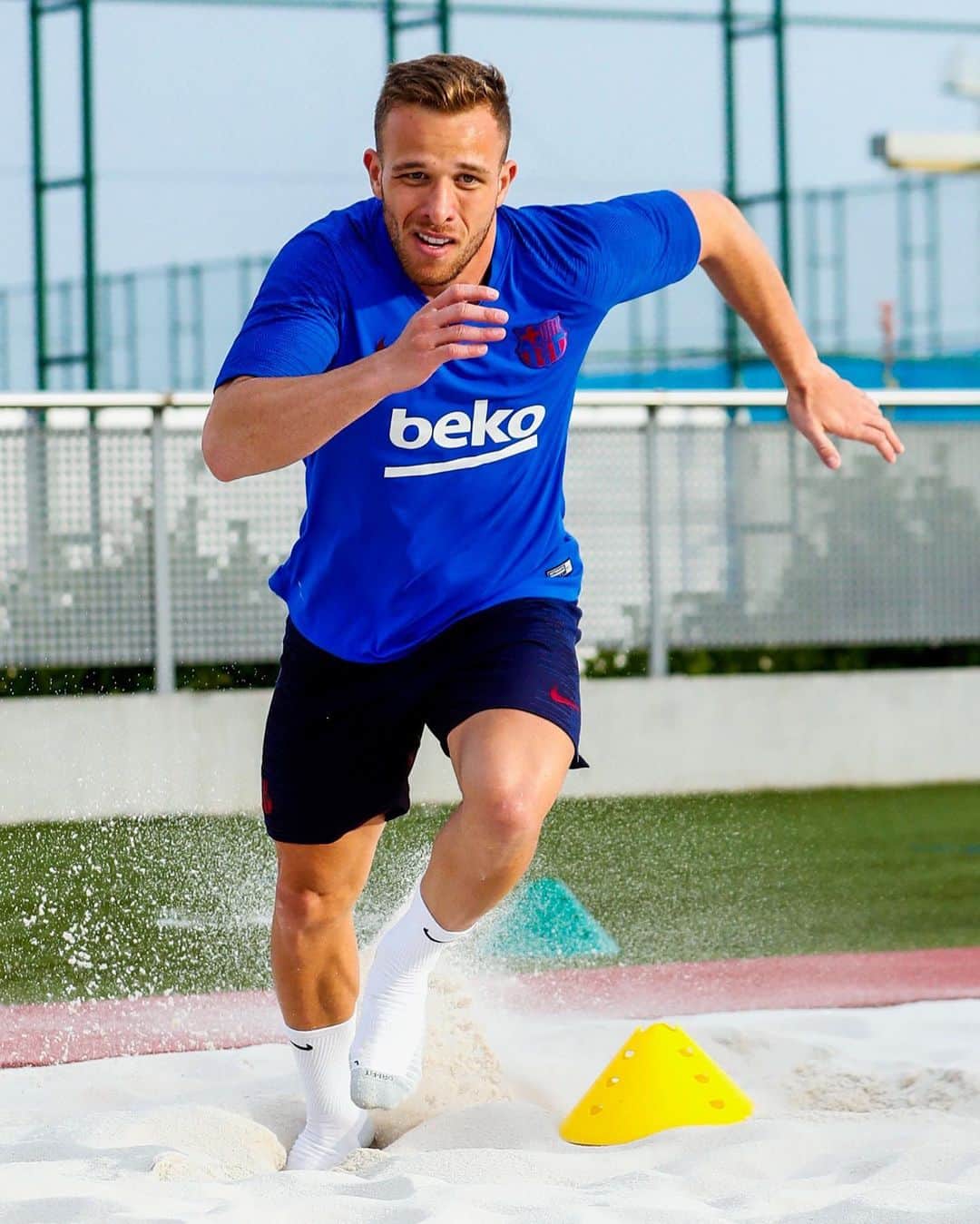 FCバルセロナさんのインスタグラム写真 - (FCバルセロナInstagram)「👋 @arthurhmelo = back 🇧🇷 Double training session ✅」8月2日 4時19分 - fcbarcelona