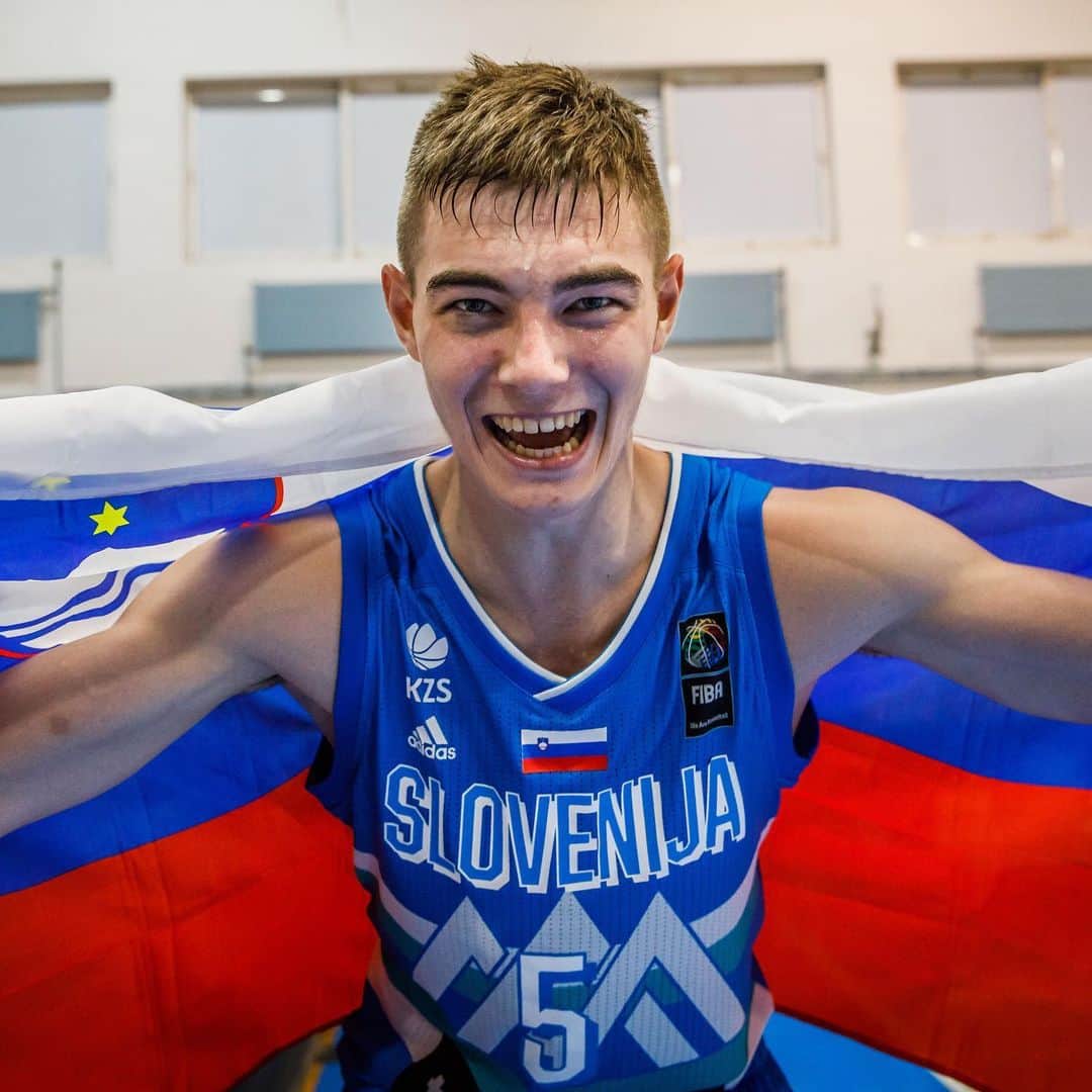 FIBAさんのインスタグラム写真 - (FIBAInstagram)「Remember the name, that kid is special 💯. @ziga.samar messed around for a triple-double with 14 PTS 10 REB 14 AST to lead 🇸🇮 to the Semis! #FIBAU18Europe」8月2日 4時21分 - fiba