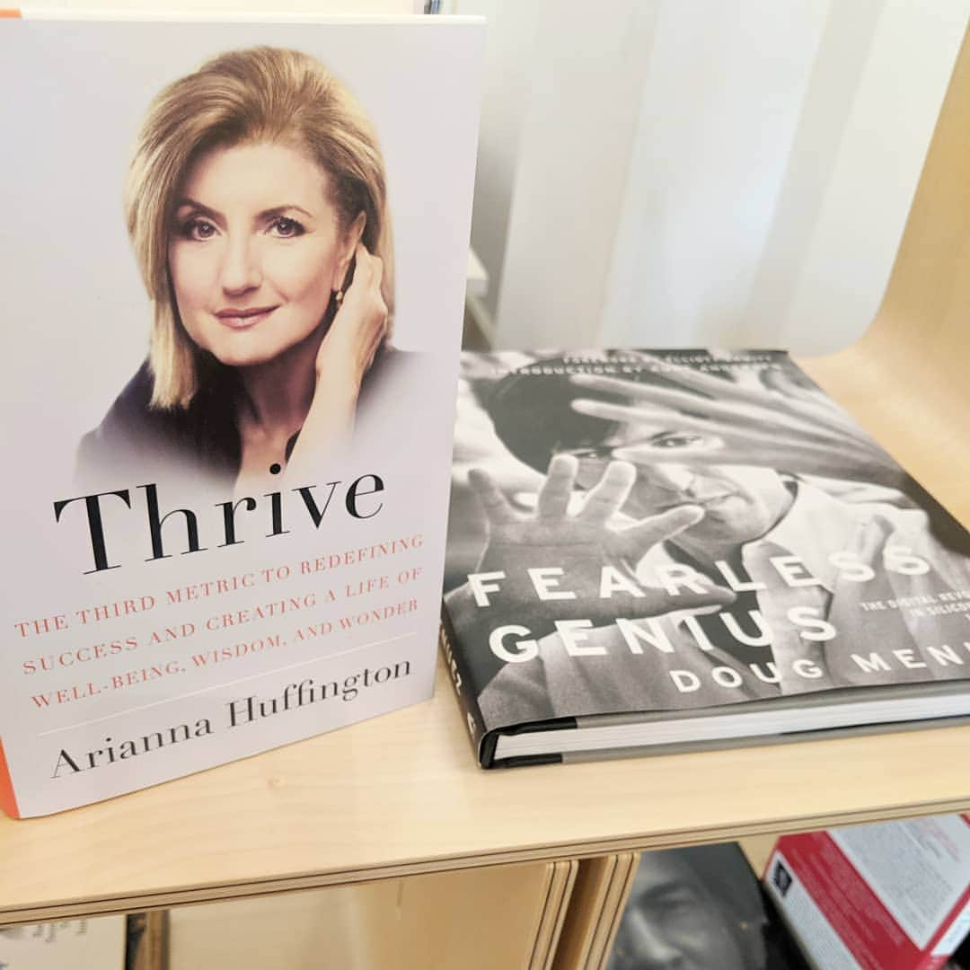 デイヴ・アスプリーさんのインスタグラム写真 - (デイヴ・アスプリーInstagram)「When you walk in to a studio for an interview and your friend greets you in spirit. Hi @ariannahuff - If you haven't read this book it is a must read. Check out our interview on #BulletproofRadio last week. Episode #600 The Good Life: #Peace #Strength and #Wisdom」8月2日 4時21分 - dave.asprey