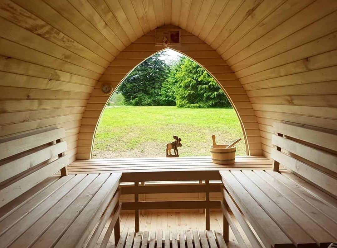 Airbnbさんのインスタグラム写真 - (AirbnbInstagram)「When your entire gîte (vacation cottage) has a calming, restorative effect, the sauna has to be something special or it won’t get used. Be sure to step outside long enough to castle-hop around the Périgord Vert region (ask Superhost Nelly for her favorites). Stop in Brantôme for its white 8th-century abbey and aptly named Jardins Tranquilles.  Photo: @domaine_du_mas_coutant」8月2日 4時30分 - airbnb