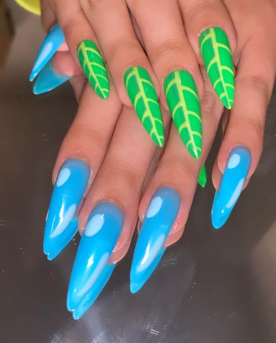 Mei Kawajiriさんのインスタグラム写真 - (Mei KawajiriInstagram)「Rain drop on the leaves 🍃💧 @giakuan #nailsbymei ( using @pregelofficial #L461, L458 )」8月2日 4時31分 - nailsbymei