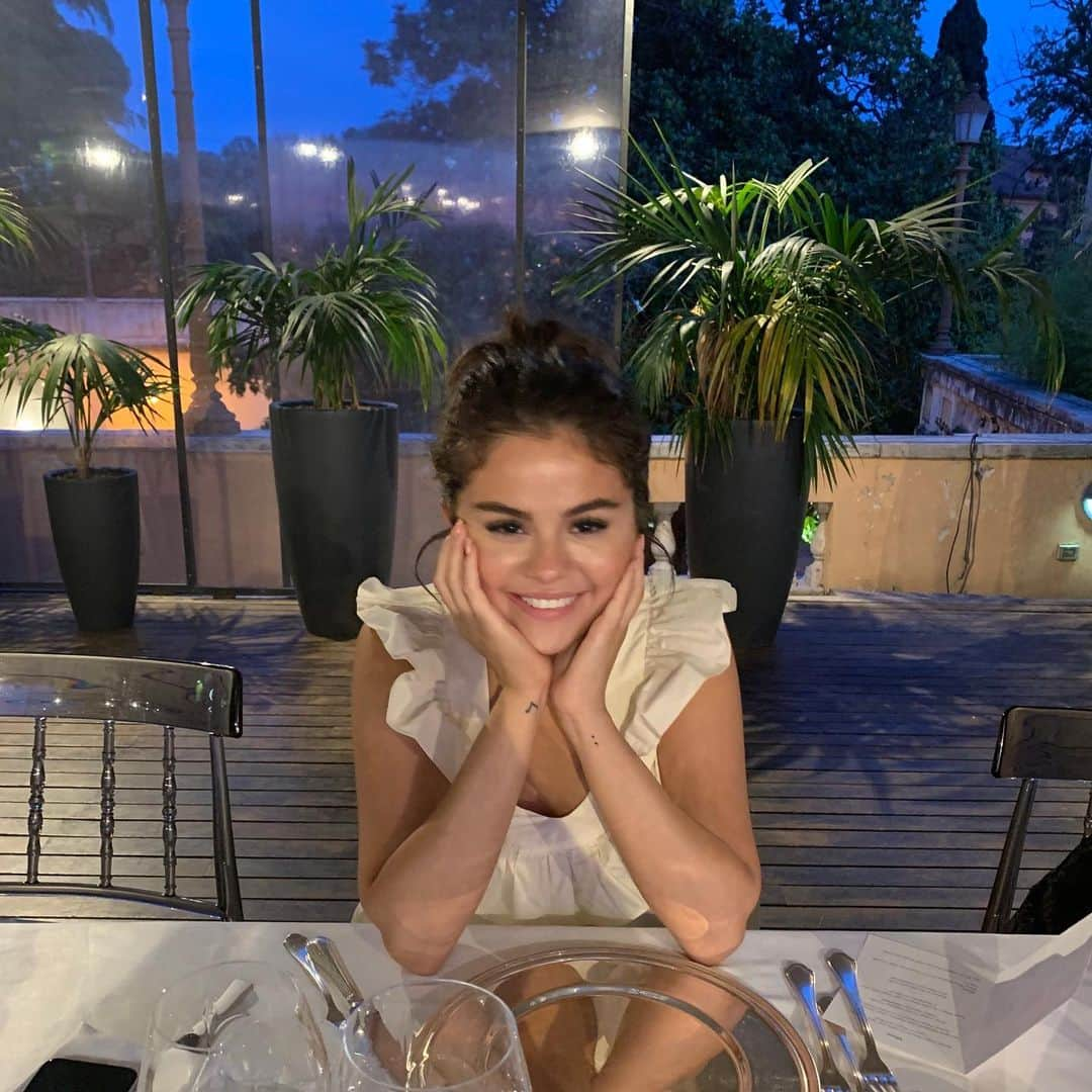 セレーナ・ゴメスさんのインスタグラム写真 - (セレーナ・ゴメスInstagram)「Sometimes I can’t express how truly grateful I am.  Now.. Back to work.」8月2日 4時37分 - selenagomez