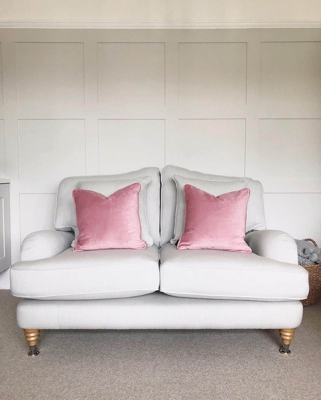 ローラアシュレイのインスタグラム：「Time to update your home? Enjoy 30% off ALL Furniture from today! Just look how stunning our Lynden Sofa looks in @stripesandsage's home」