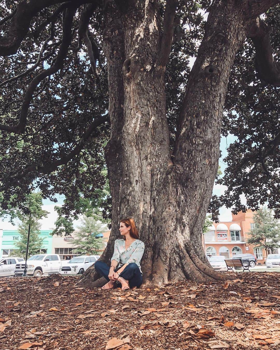 ジョアンナ・ガルシアさんのインスタグラム写真 - (ジョアンナ・ガルシアInstagram)「Sitting under a magnolia tree never felt so sweet... #sweetmagnolias @netflix」8月2日 4時51分 - jogarciaswisher