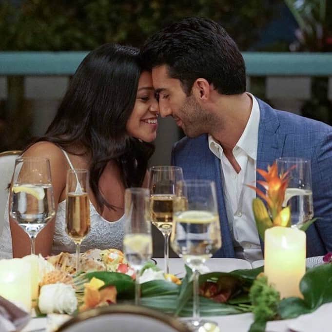 E! Onlineさんのインスタグラム写真 - (E! OnlineInstagram)「Welcome back one last time friends, because last night's series finale of #JaneTheVirgin revealed who the narrator was in the most unique way and we promise it's like something straight out of a telenovela. Get your Mr. sweet face to the link in our bio if you want to ugly cry like we did. 😭(📷: The CW)」8月2日 4時52分 - enews