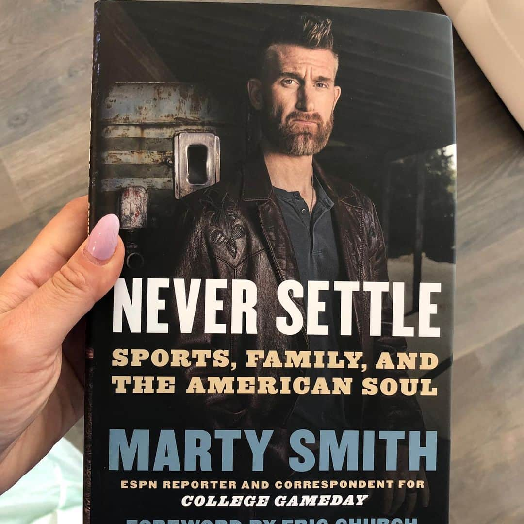 ミシェル・ウィーさんのインスタグラム写真 - (ミシェル・ウィーInstagram)「This was my face when I found out that @martysmithespn came out with a book!! He became a quick favorite of mine when he took me to Voodoo donuts for our interview. Just got my copy in the mail and I can’t wait to read it. 💕 #espn #neversettle」8月2日 4時47分 - michellewiewest