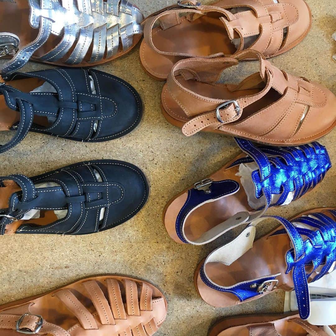 ロサモサさんのインスタグラム写真 - (ロサモサInstagram)「some of these Shake styles you‘ll find on our webshop, some are for coming summer ~ link in bio ~ #shake #summer #sandals #tan #rosamosa #handmade #shoes #vienna」8月2日 4時57分 - rosamosavienna