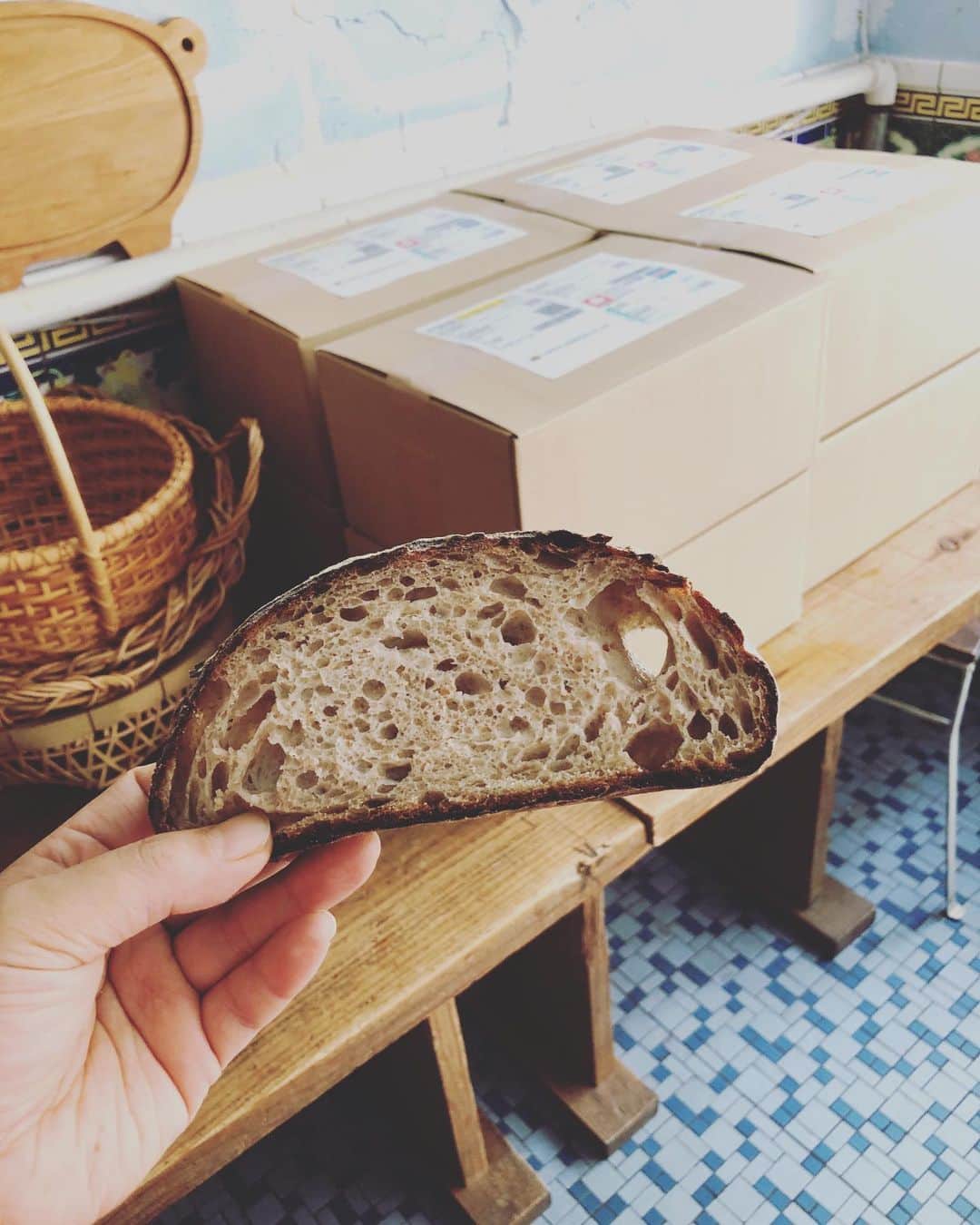 CHIPPRUSONのインスタグラム：「お知らせ遅くなりました。今週のチップルソンは、3日（土）、4日（日）の14時よりopenいたします。 ・ ・ 余談ですが、Instagramのいいねの非表示テストが始まったそうです。私のアカウントでも少し前から、いいねが表示されなくなりました。（一部のユーザーのみ対象だそうな…）いいねの数よりコンテンツに集中して欲しい、とのことで良い試みだなぁ、と思います♩Instagramを始めてもう随分長い時間が経ちますが、アプリが出たばかりの初期は、写真が見たい、写真が撮りたい、つまりは本当に写真が好きな人、が圧倒的に多かったように思います。いつしかInstagramは人気になる為のツールみたいに、あらゆる方面でビジネス感満載のプロっぽい人が増え、映えが過激化していくのを最近は傍観気味に眺めていたりしました…😅他人からどう思われるかが軸になるより、自分が良いと思う感性を大切にして、自分が撮りたい瞬間を大切にして、紡ぎたい言葉を書く方がよっぽど素敵なんじゃないか、と個人的には思います♩ ・ ・ 話がパン屋から脱線しましたが、今週も美味しいパンを焼き、皆さまのお越しをお待ちしております🍞」