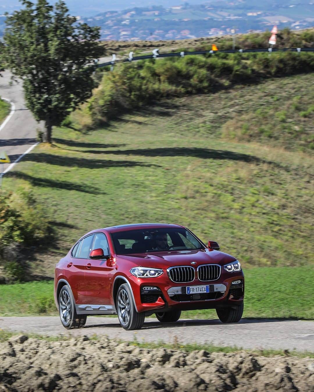 BMWのインスタグラム：「Conquer new terrains in style. The BMW X4. #TheX4 #BMW #X4」