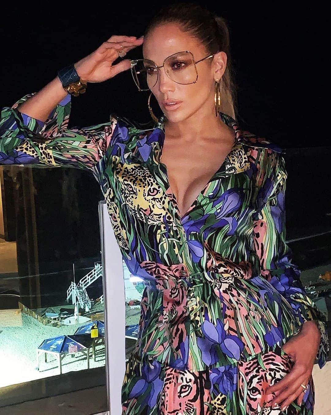 Vogue Beautyさんのインスタグラム写真 - (Vogue BeautyInstagram)「A major glasses trend that’s been taking over as of late? The granny-chic look. Those oversized shapes, often with a thin wire frame, have popped up on the Resort runways at @Gucci and @miumiu—and now it seems the unlikeliest of celebrities is on board with the kitschy look, too: @jlo. Tap the link in our bio to read more.」8月2日 5時02分 - voguebeauty
