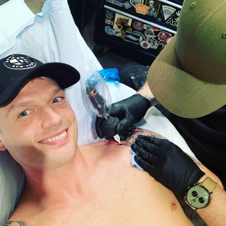 ニック・カーターさんのインスタグラム写真 - (ニック・カーターInstagram)「Gotta love the pain 😜. @cbernhardt_rclmr #sacramentotattooartists #sacramento #backstreetboysdnaworldtour #backstreetboys #dnaworldtour」8月2日 5時05分 - nickcarter