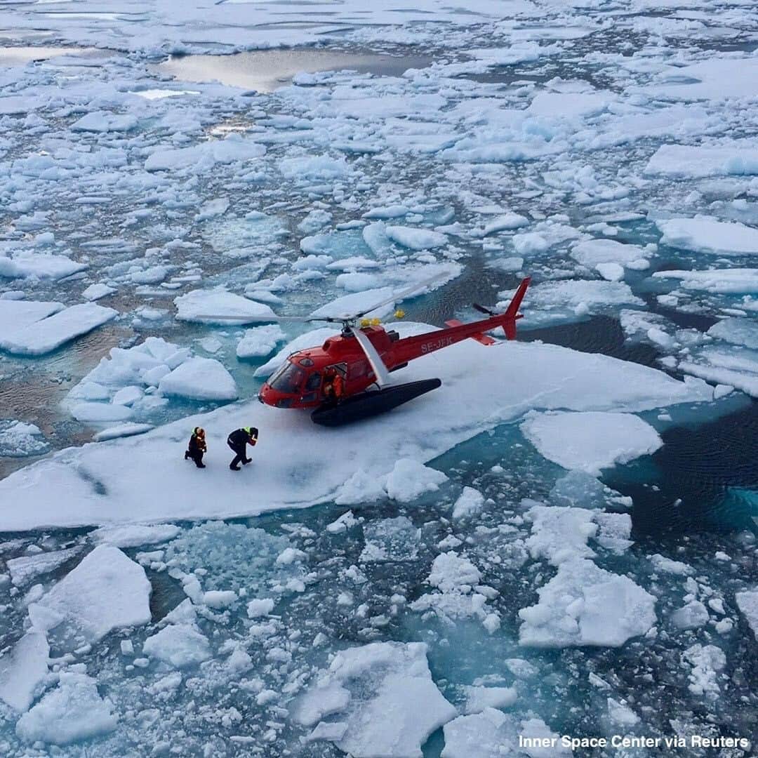 ABC Newsさんのインスタグラム写真 - (ABC NewsInstagram)「RESCUE: A Swedish helicopter lands on an ice floe to pick up crew members involved in the retrieval of a scientific acoustic recorder containing valuable data on Arctic marine life movements in the Arctic. #arctic #helicopter #rescue」8月2日 5時05分 - abcnews