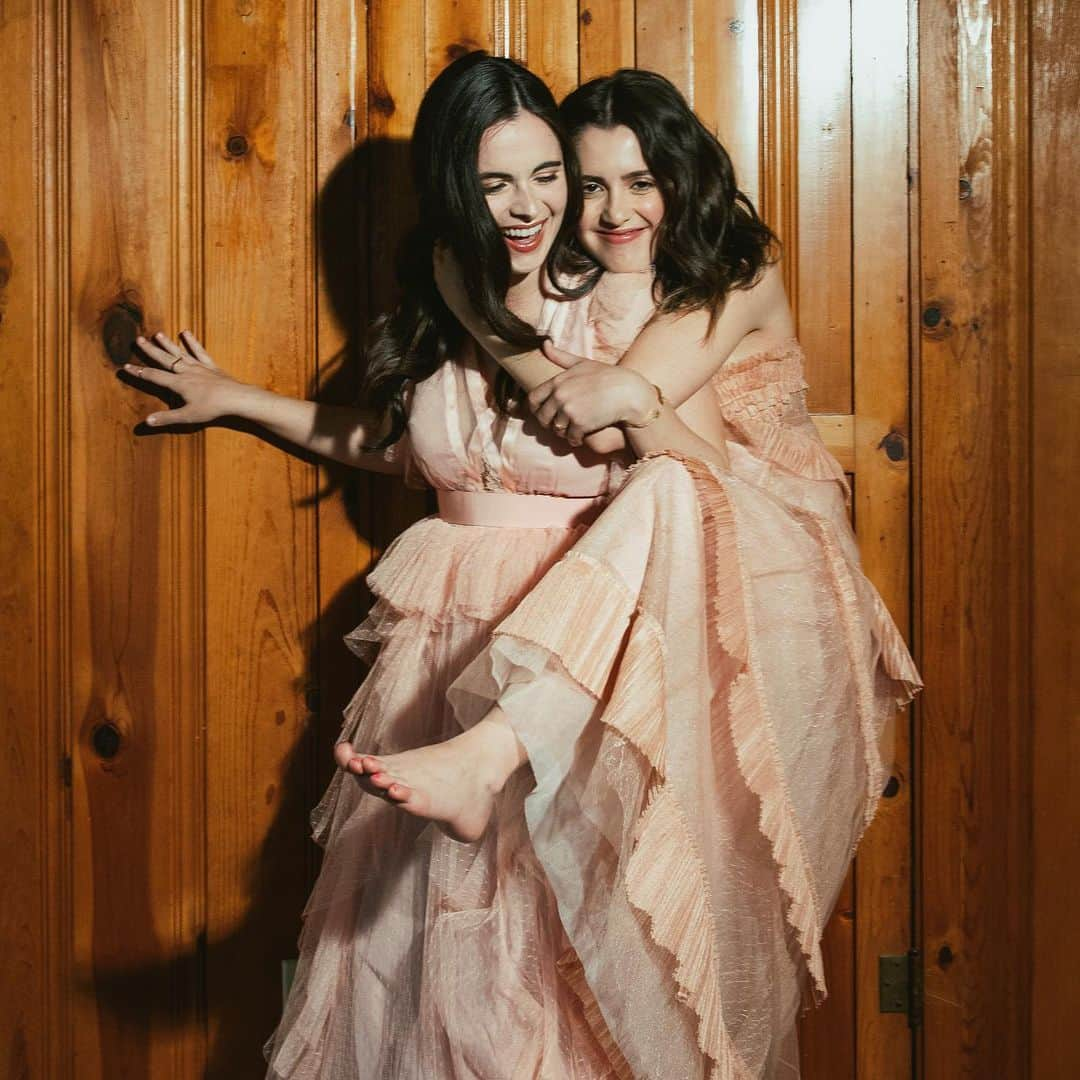 ヴァネッサ・マラーノさんのインスタグラム写真 - (ヴァネッサ・マラーノInstagram)「Sisters are joined heart to heart. ❤️ @lauramarano」8月2日 5時06分 - vanessamarano