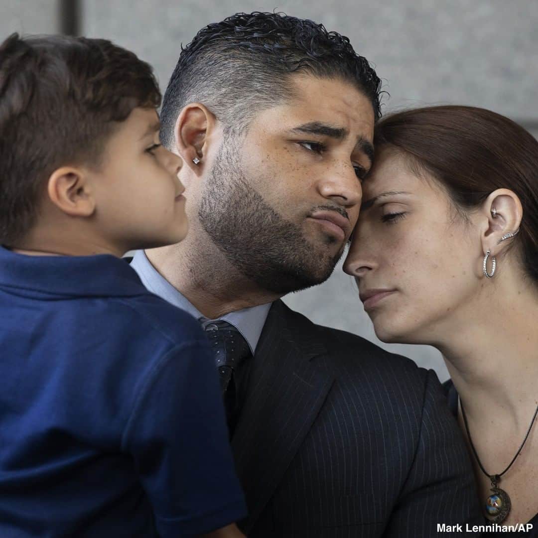 ABC Newsさんのインスタグラム写真 - (ABC NewsInstagram)「Juan Rodriguez, his wife, and 4-year-old son stand outside the Bronx Hall of Justice on after prosecutors said they will not pursue a grand jury indictment at this time in the hot car deaths of his 1-year-old twins. #hotcardeath #parents」8月2日 5時07分 - abcnews