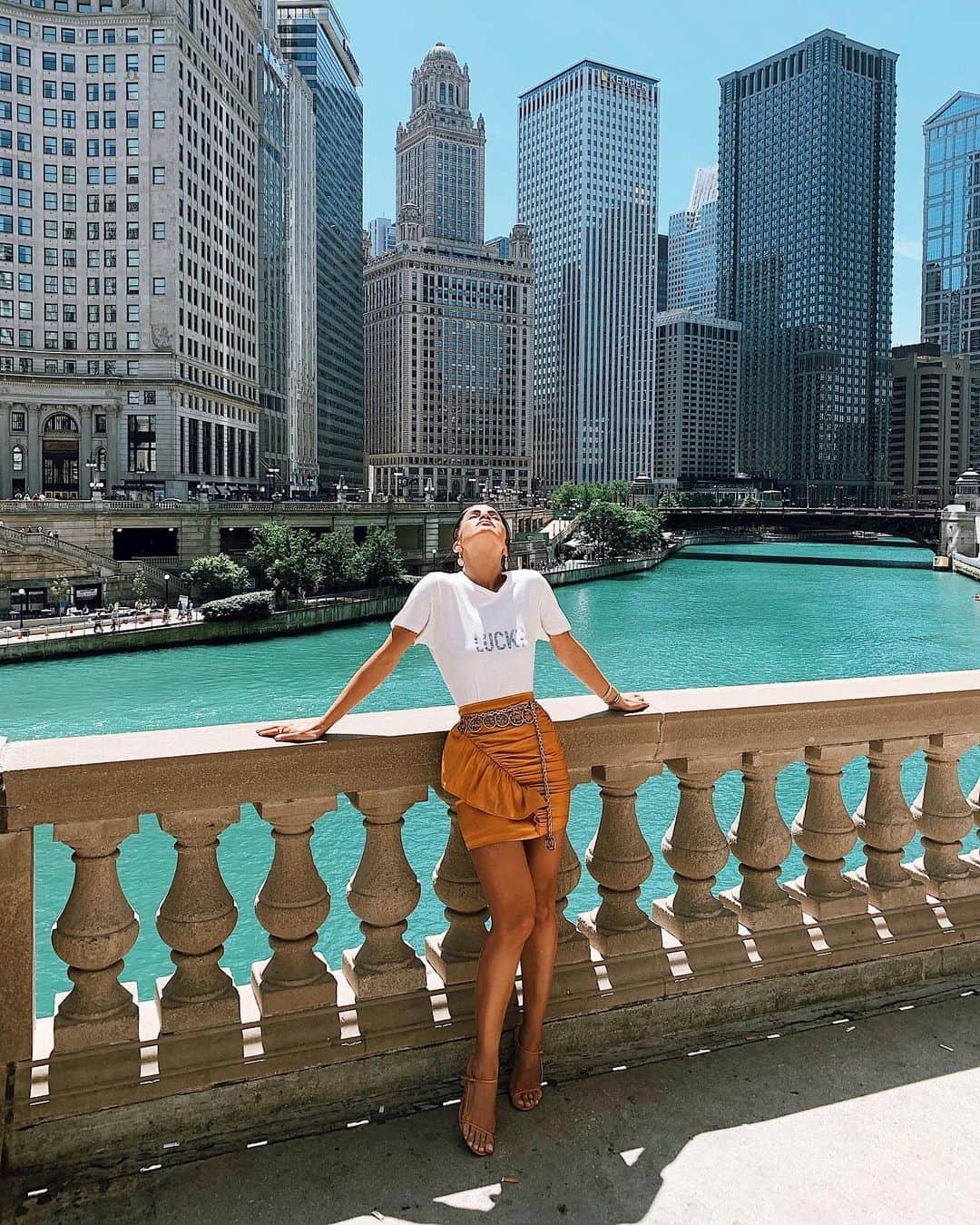 Camila Coelhoさんのインスタグラム写真 - (Camila CoelhoInstagram)「Hi CHICAGO🖤 You are so beautiful and I’m so happy to be here! ———- Oi Chicago! Que cidade lindaaaa! (E o clima tá perfeito por aqui)!」8月2日 5時11分 - camilacoelho